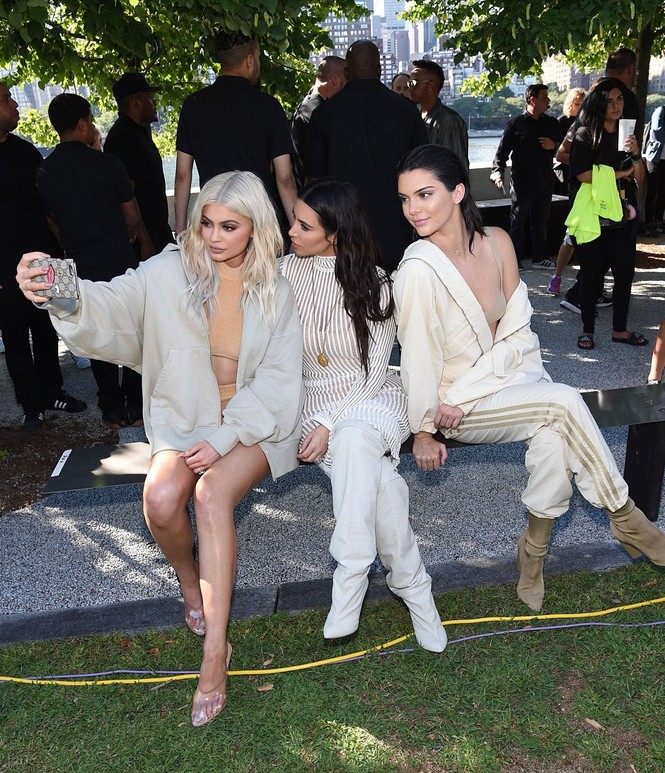 Chị em nhà Kim Kardashian đọ sắc hút hồn khi đi xem thời trang - ảnh 1