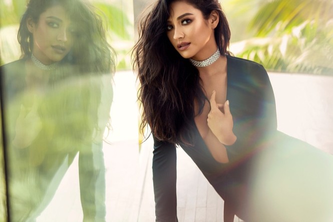 Shay Mitchell - ảnh 1