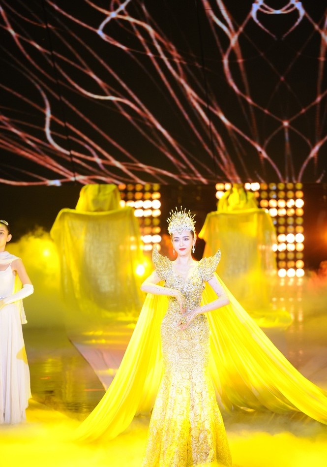 phim,khán giả,sân khấu,nữ diễn viên,nghệ thuật,ngôi sao,xuất hiện,giải thưởng, Nữ thần Kim Ưng, Lý Tiểu Lộ, Lưu Diệc Phi, Vương Lạc Đan, Lưu Thi Thi, Bên nhau trọn đời, Đường Yên, Triệu Lệ Dĩnh, liên hoan nghệ thuật Kim Ưng - ảnh 2