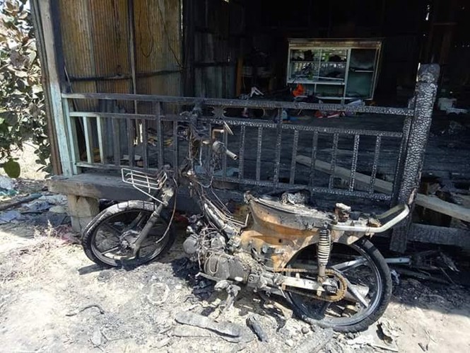 Rớt nước mắt thấy cảnh nhà cửa, tài sản bị thiêu rụi - ảnh 1
