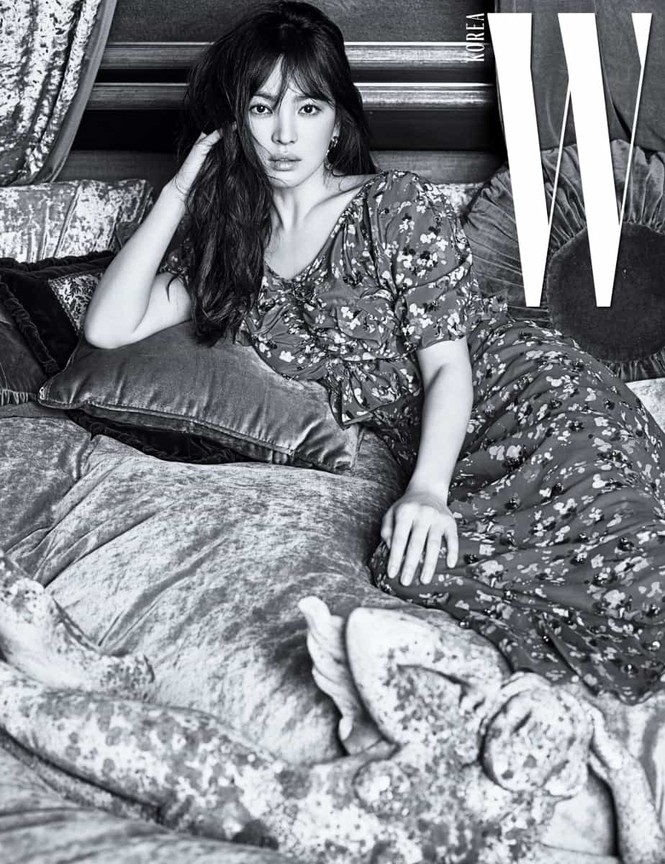 Song Hye Kyo yêu kiều xinh đẹp bên trai trẻ Yoo Ah In - ảnh 5