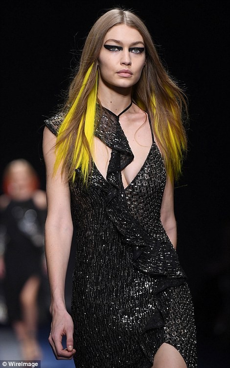 Dàn ‘chân dài’ cuốn hút ấn tượng trong show Versace - ảnh 3