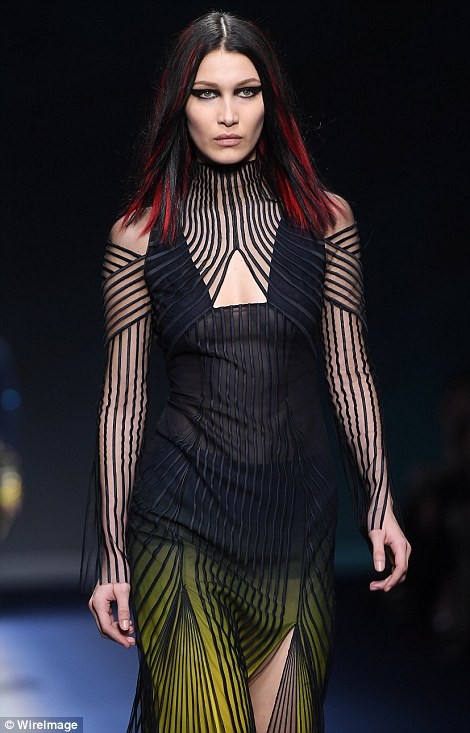 Dàn ‘chân dài’ cuốn hút ấn tượng trong show Versace - ảnh 7
