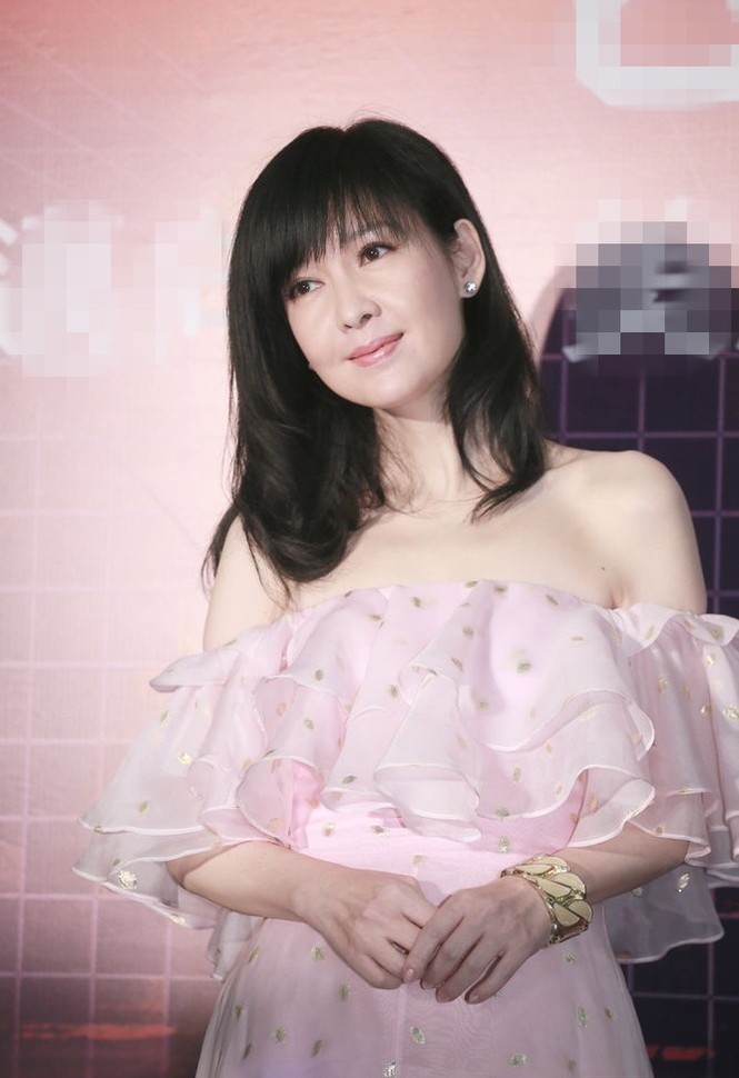 Châu Huệ Mẫn 49 tuổi vẫn rạng ngời xuân sắc - ảnh 2