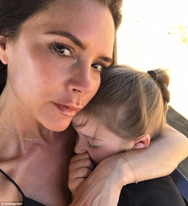 Victoria Beckham vẫn sành điệu khi diện pyjama xuống phố - ảnh 12