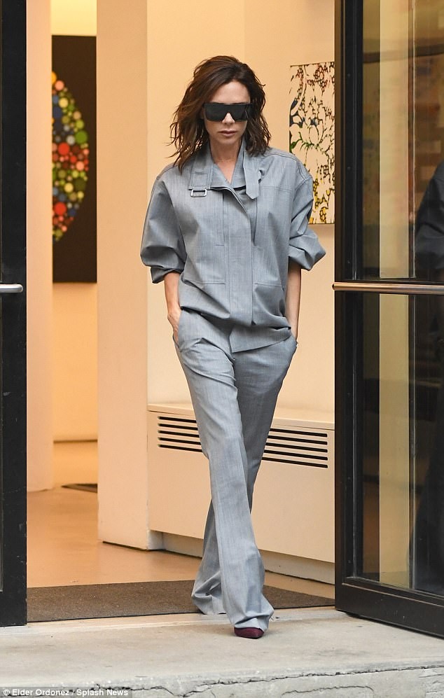 Victoria Beckham vẫn sành điệu khi diện pyjama xuống phố - ảnh 10
