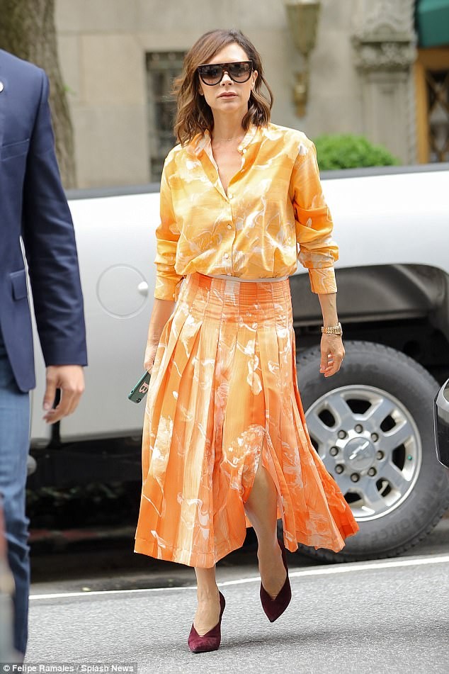 Victoria Beckham vẫn sành điệu khi diện pyjama xuống phố - ảnh 7