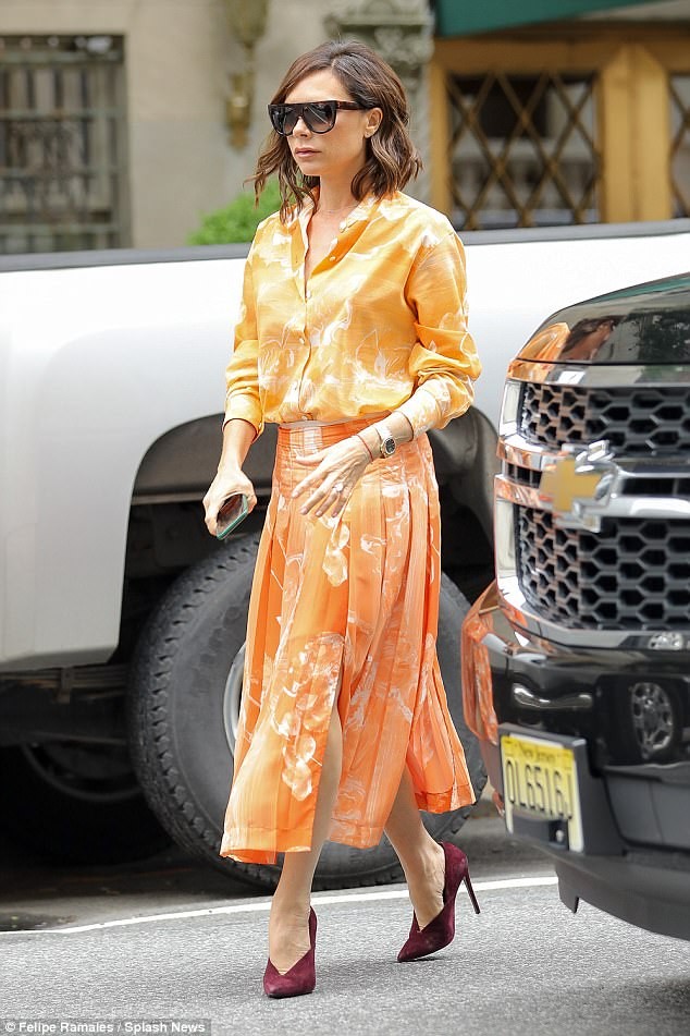 Victoria Beckham vẫn sành điệu khi diện pyjama xuống phố - ảnh 6