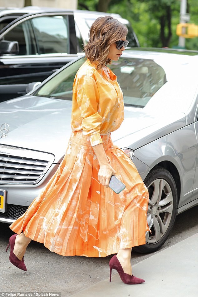 Victoria Beckham vẫn sành điệu khi diện pyjama xuống phố - ảnh 5