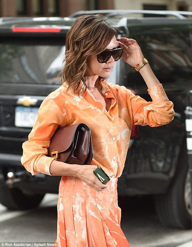 Victoria Beckham vẫn sành điệu khi diện pyjama xuống phố - ảnh 3