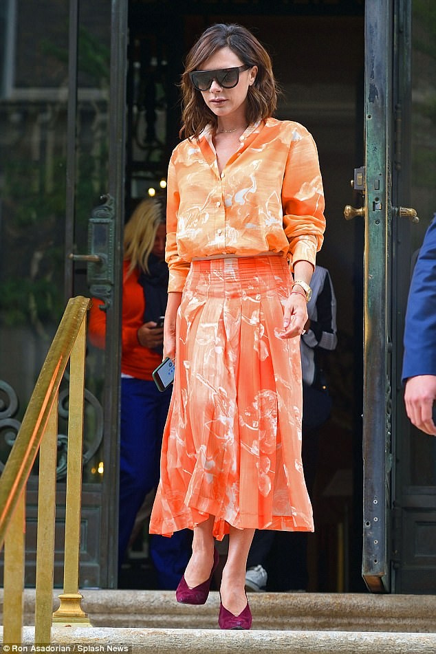 Victoria Beckham vẫn sành điệu khi diện pyjama xuống phố - ảnh 8