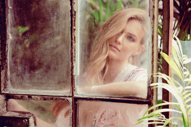 ‘Gái một con’ Bar Refaeli quyến rũ như thiên thần - ảnh 1