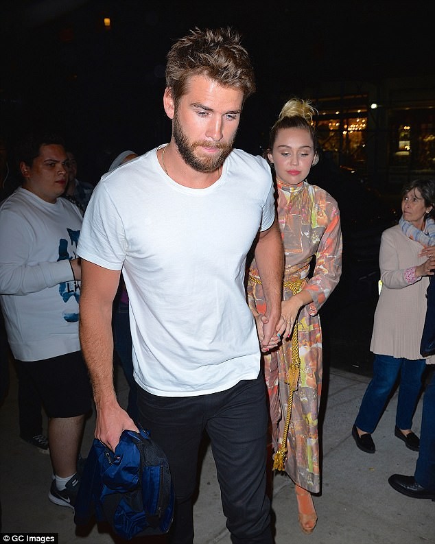 Miley Cyrus nữ tính đầy quyến rũ trên thảm hoa trái tim - ảnh 12