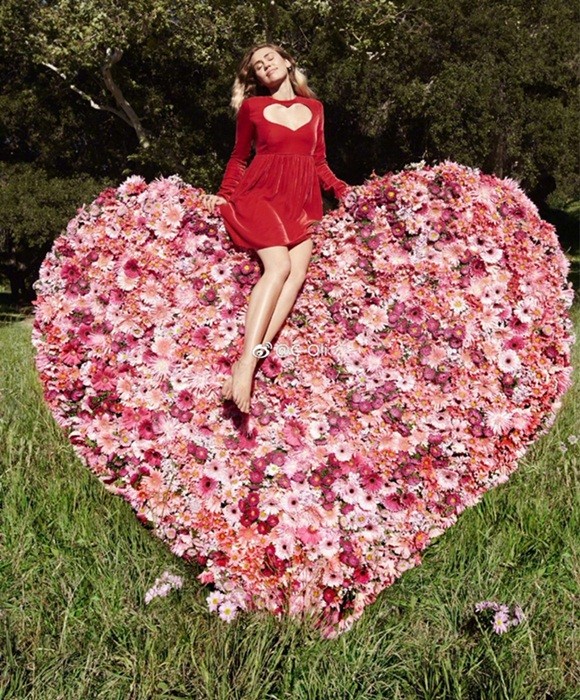 Miley Cyrus nữ tính đầy quyến rũ trên thảm hoa trái tim - ảnh 3