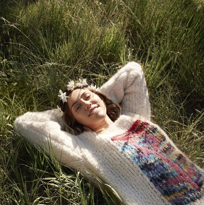 Miley Cyrus nữ tính đầy quyến rũ trên thảm hoa trái tim - ảnh 1