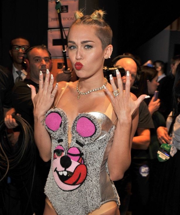 Miley Cyrus nữ tính đầy quyến rũ trên thảm hoa trái tim - ảnh 9