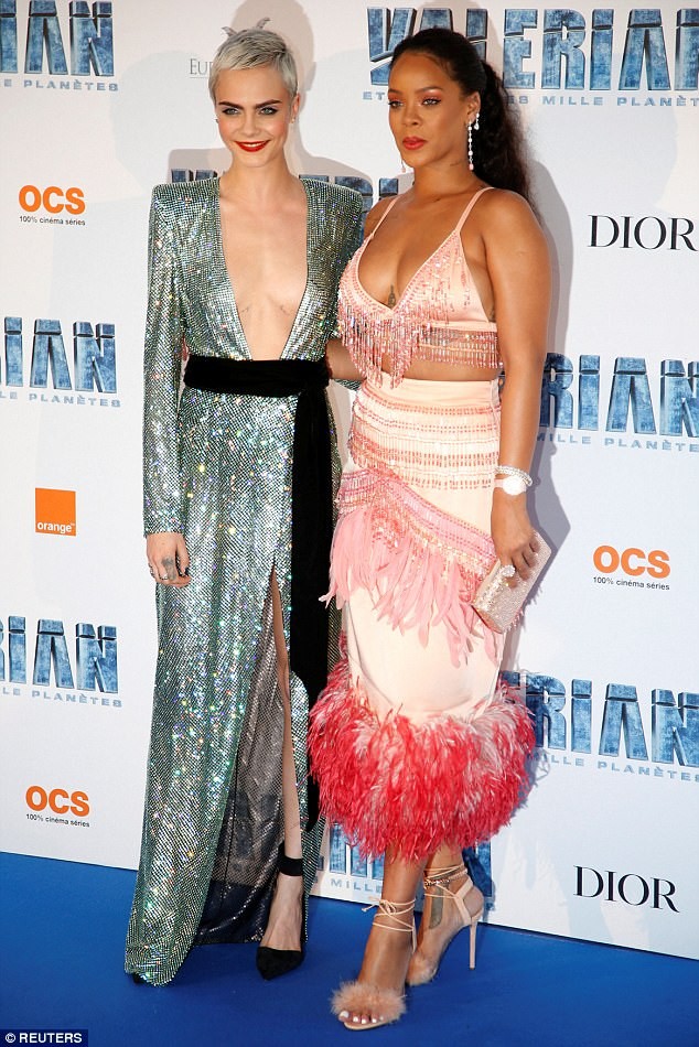 Rihanna và Cara Delevingne đọ sắc vóc táo bạo - ảnh 2