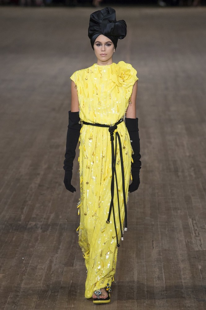 Con gái Cindy Crawford đẹp xuất thần trong lần đầu catwalk - ảnh 4