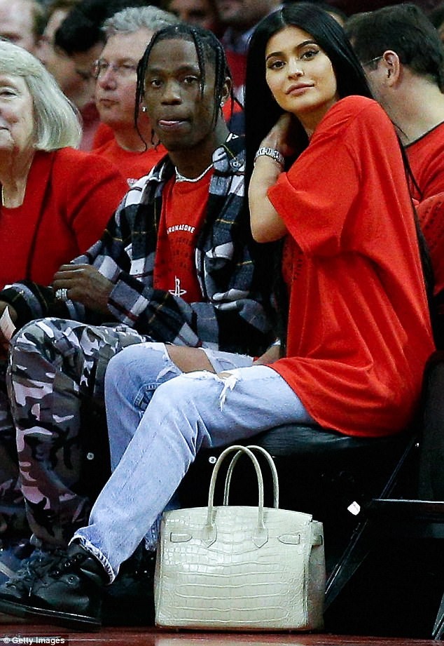 Em gái Kim Kardashian sắp làm mẹ ở tuổi 20 - ảnh 1