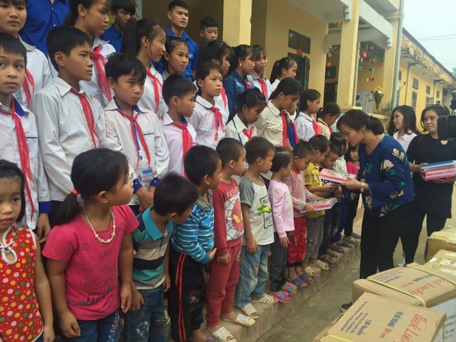 Tiếp tục chia khó với học sinh vùng lũ - ảnh 2