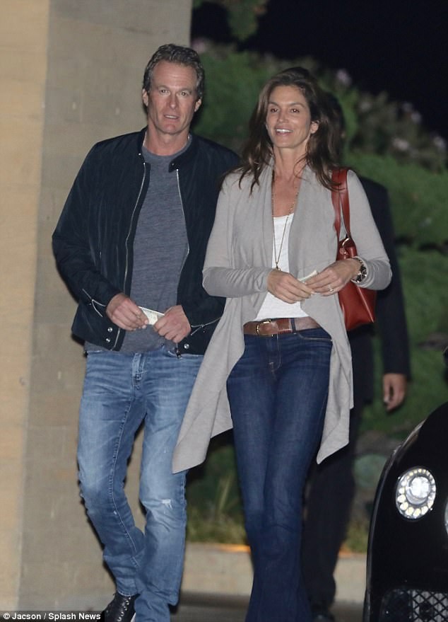 Siêu mẫu huyền thoại Cindy Crawford U60 vẫn không thôi quyến rũ - ảnh 7
