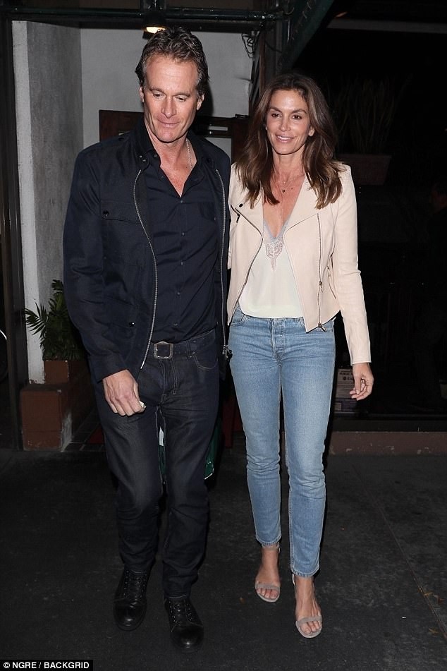 Siêu mẫu huyền thoại Cindy Crawford U60 vẫn không thôi quyến rũ - ảnh 6