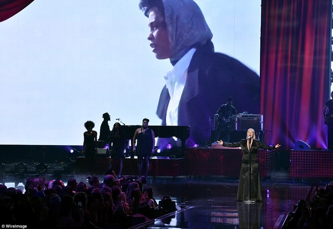 Vướng ồn ào tình ái cùng Justin Bieber, Selena vẫn diễn sung sau ghép thận - ảnh 6