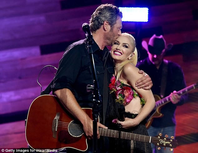 Gwen Stefani đẹp lộng lẫy, gợi cảm với đầm siêu ngắn - ảnh 15
