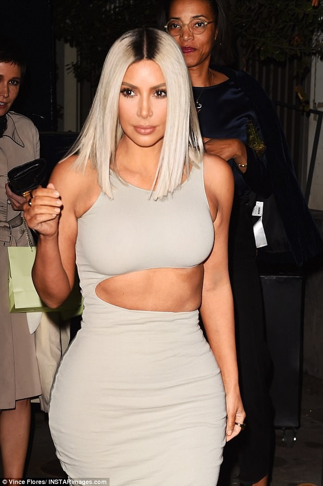 Kim Kardashian diện đầm ôm cắt xẻ khoe dáng đồng hồ cát - ảnh 3