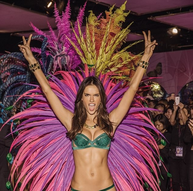 Những bức hình thiên thần Victoria's Secret cực 'hot' lần đầu được tiết lộ - ảnh 6