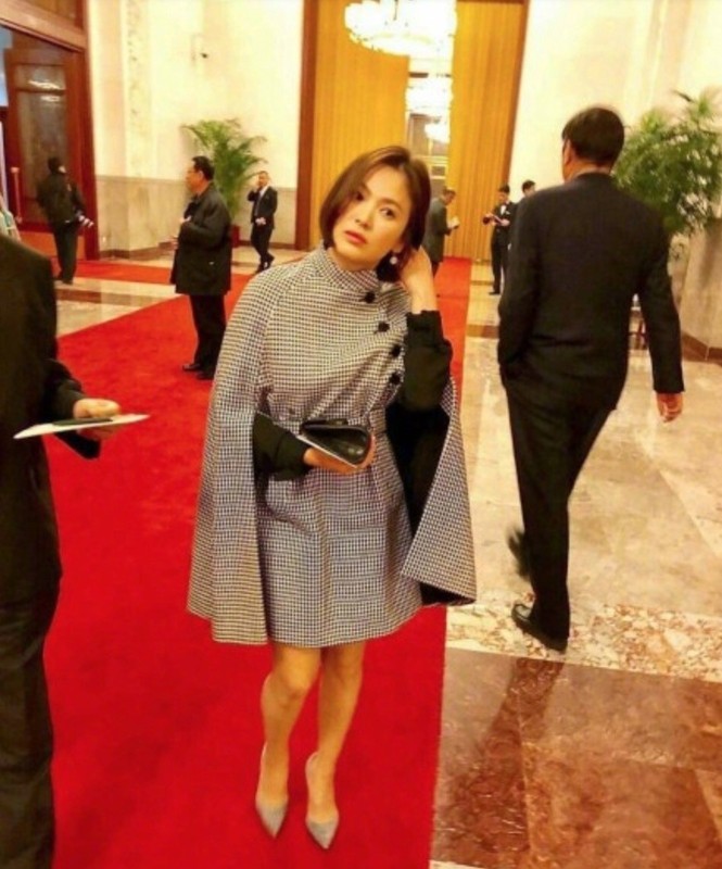 Song Hye Kyo diện áo choàng sành điệu, thần thái sang chảnh - ảnh 4