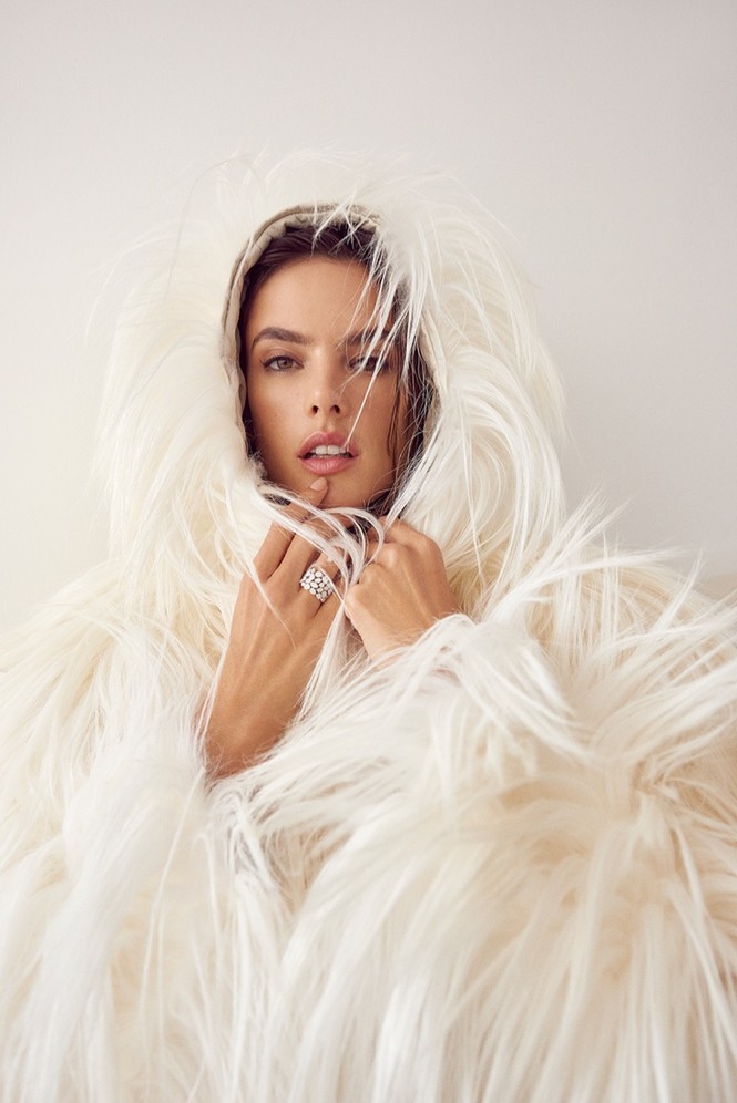 Hậu chia tay Victoria's Secret, Alessandra Ambrosio ngày càng quyến rũ - ảnh 4