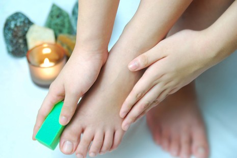 Mùa đông, ngâm chân vào dấm trắng có công dụng kì diệu tuyệt vời - ảnh 1