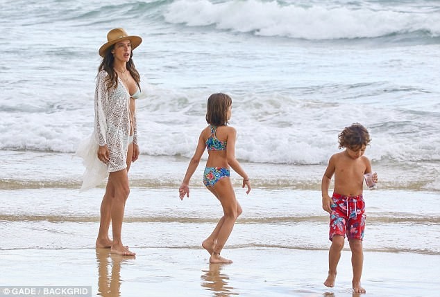 Rời Victoria’s Secret, Alessandra Ambrosio hóa thiên thần bikini ở biển - ảnh 5