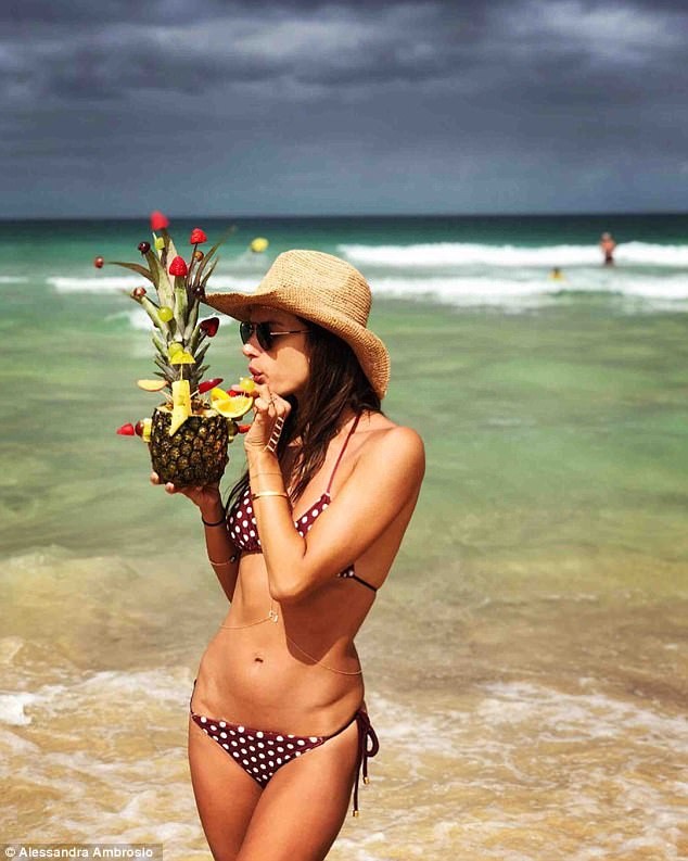 Rời Victoria’s Secret, Alessandra Ambrosio hóa thiên thần bikini ở biển - ảnh 9