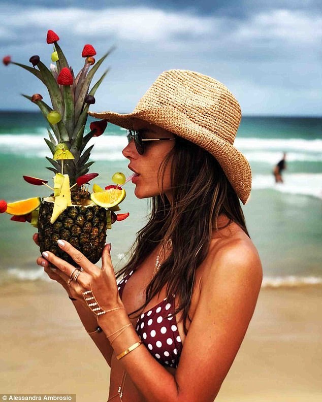 Rời Victoria’s Secret, Alessandra Ambrosio hóa thiên thần bikini ở biển - ảnh 10