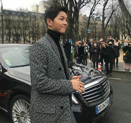 Song Joong Ki quá đẹp trai, cùng vợ Song Hye Kyo đến Pháp xem thời trang - ảnh 7