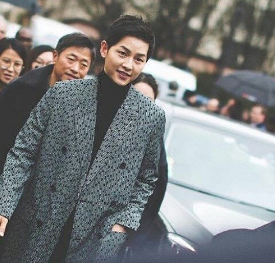 Song Joong Ki quá đẹp trai, cùng vợ Song Hye Kyo đến Pháp xem thời trang - ảnh 8