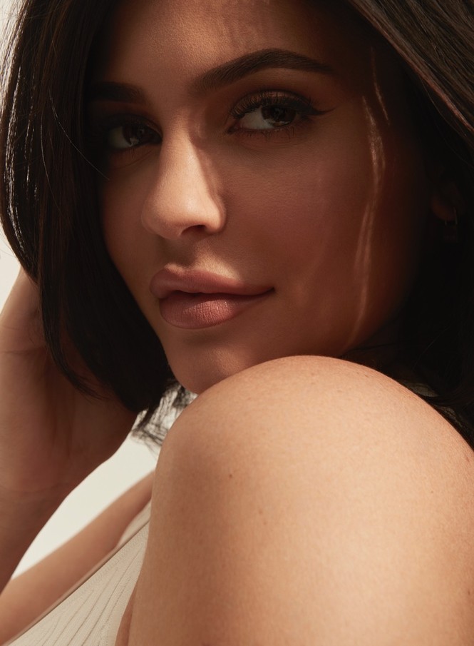Kylie Jenner dáng đồng hồ cát - ảnh 4