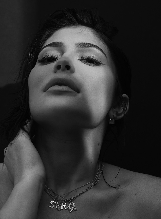 Kylie Jenner dáng đồng hồ cát - ảnh 5