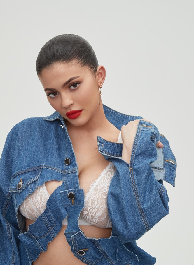 Kylie Jenner dáng đồng hồ cát - ảnh 3