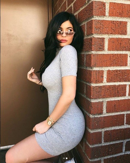 Kylie Jenner dáng đồng hồ cát - ảnh 9