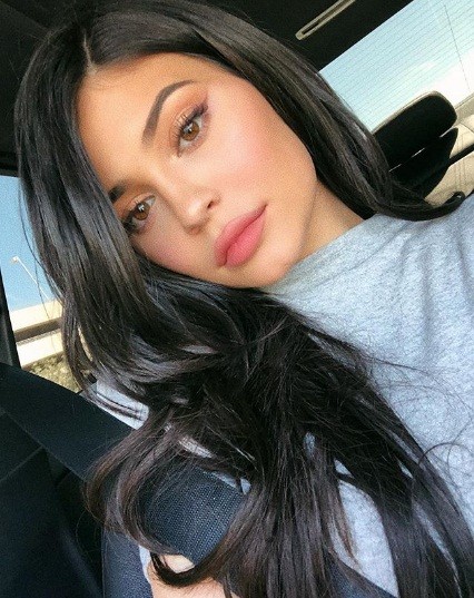 Kylie Jenner dáng đồng hồ cát - ảnh 8