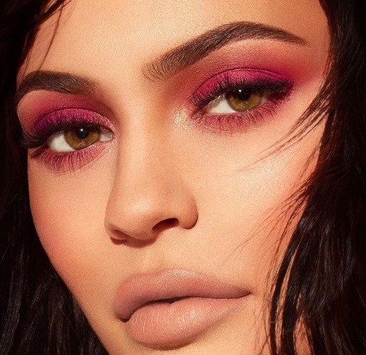 Kylie Jenner dáng đồng hồ cát - ảnh 12