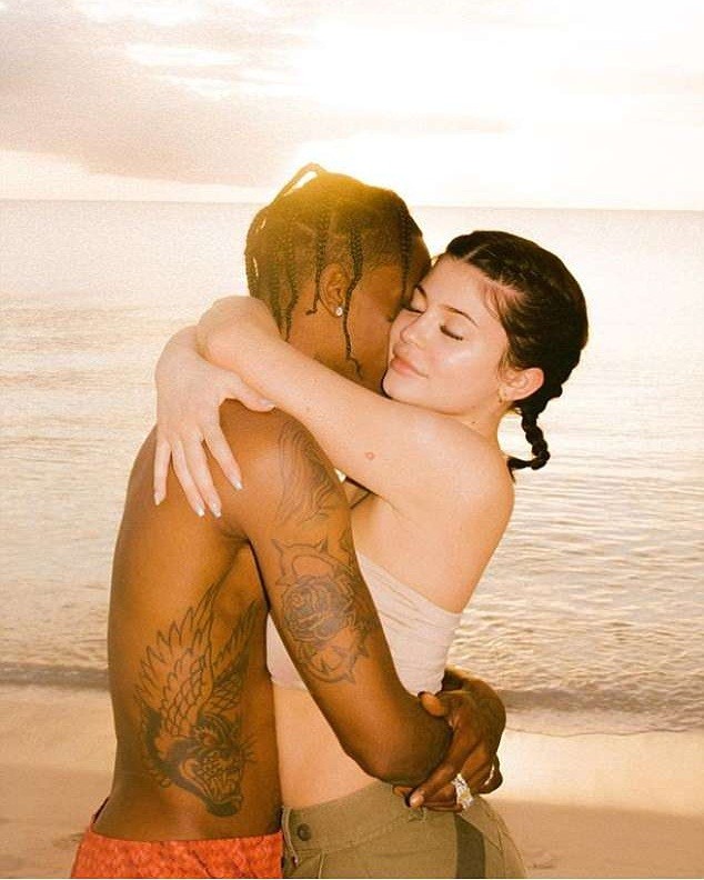 Kylie Jenner dáng đồng hồ cát - ảnh 13