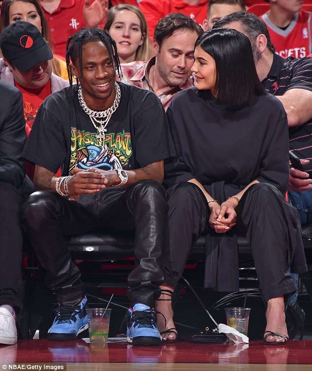 Kylie Jenner dáng đồng hồ cát - ảnh 16