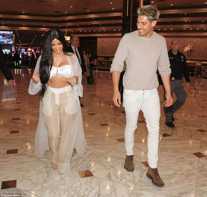 Kim Kardashian nội y - ảnh 6