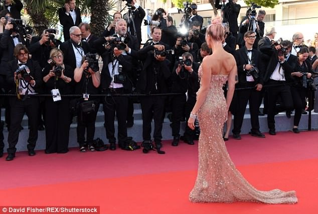Em gái Kim Kardashian váy trong suốt - ảnh 12
