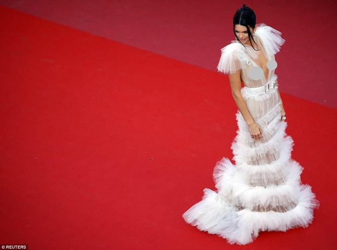 Em gái Kim Kardashian váy trong suốt - ảnh 1