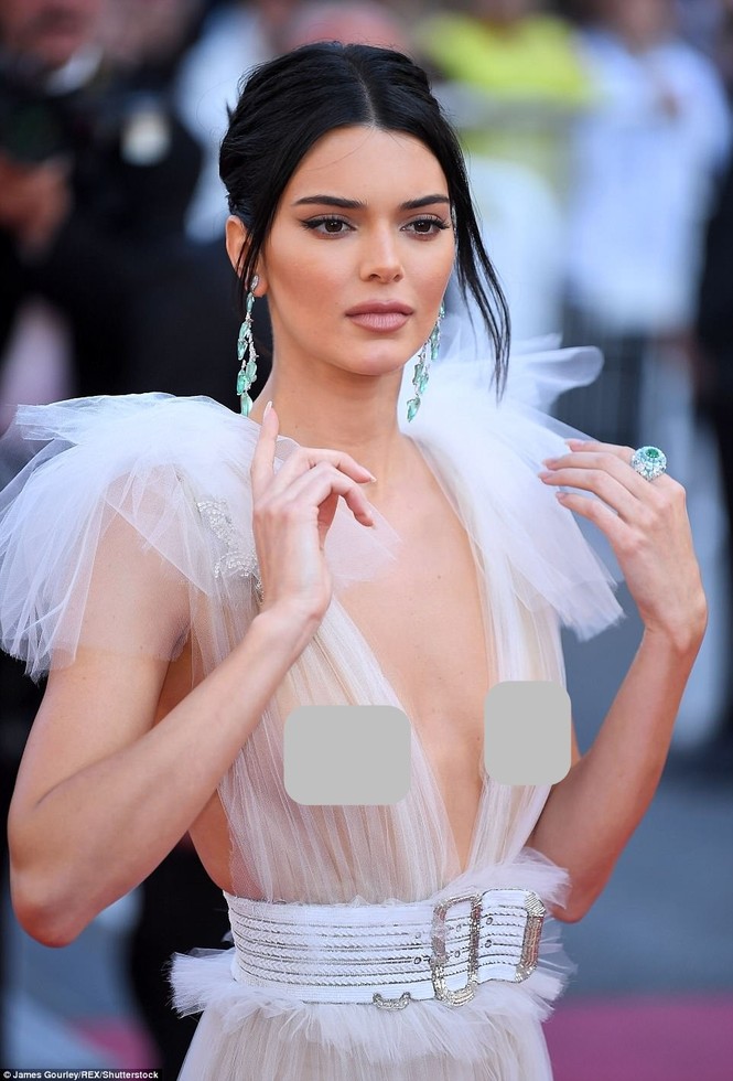 Em gái Kim Kardashian váy trong suốt - ảnh 5